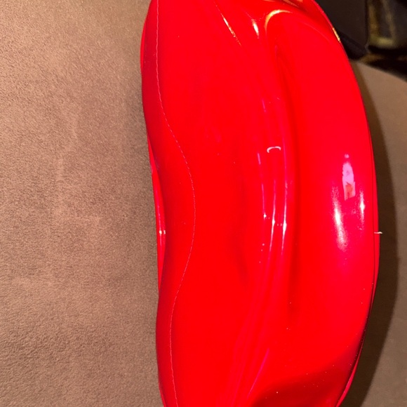 Farmasi Glossy Red Cosmetic Case
4.5x9x3
Glossy not stains seen on pictures - Picture 3 of 3